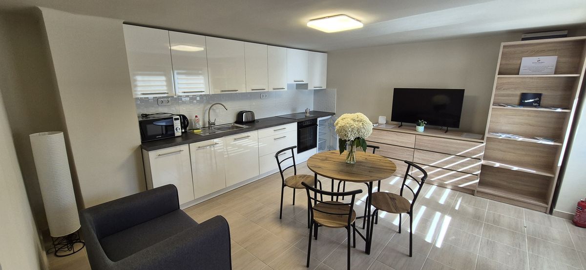 tágas hálószoba franciaággyal – Maycherry Apartments Siófok